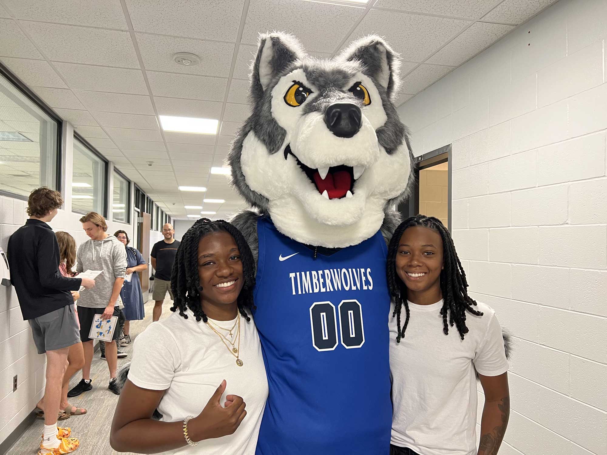 69风流 Students standing with Timberwolf Mascot